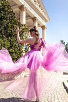 Abito corto fucsia a fiori con manica singola, gonna lunga in tulle ampia, marca Moda-Mania.