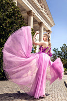 Abito corto fucsia a fiori con manica singola, gonna lunga ampia in tulle, marca Moda-Mania, immagine frontale dettagliata.