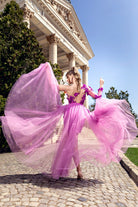 Abito corto fucsia a fiori con manica singola e gonna lunga ampia in tulle, marca Moda-Mania, vestito elegante e femminile.