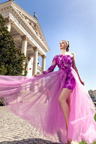 Abito corto fucsia a fiori Moda-Mania con manica singola e gonna lunga in tulle ampia, dettagli floreali e stile elegante.