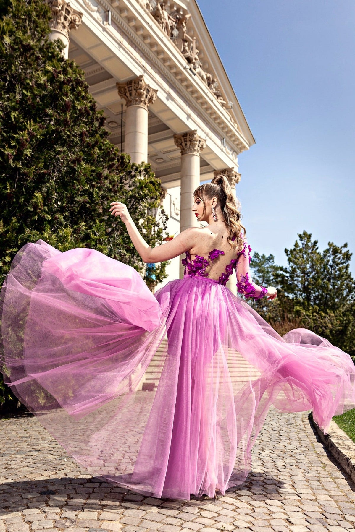 Abito corto fucsia a fiori con manica unica, gonna lunga in tulle ampia, marca Moda-Mania, dettaglio elegante e femminile