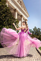 Abito corto fucsia a fiori con manica unica, gonna lunga in tulle ampia, marca Moda-Mania, dettaglio elegante e femminile