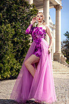 Abito corto fucsia a fiori con manica singola e gonna lunga ampia in tulle, moda-manìa, stile elegante e femminile.