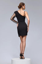 Abito corto nero Bby monomanica con strass e bottoni gioiello, dettagli eleganti e tessuto lucido, perfetto per occasioni speciali.