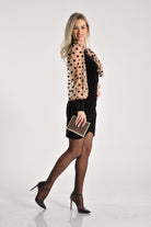 Abito corto nero in velluto con maniche in tulle nude a pois neri, moda-mania, stile elegante e femminile.