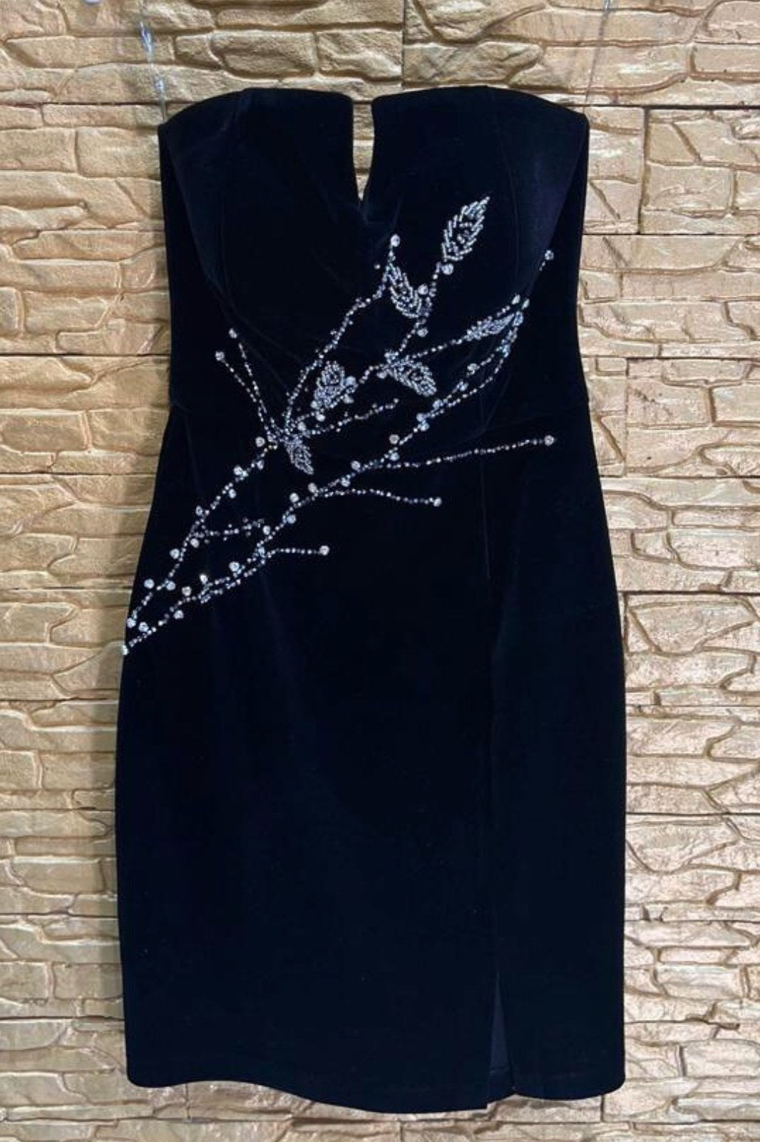 Abito corto nero in velluto con scollo a fascia e decorazioni floreali in perline e strass, firma Moda-Mania.