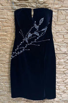 Abito corto nero in velluto con scollo a fascia e decorazioni floreali in perline e strass, firma Moda-Mania.