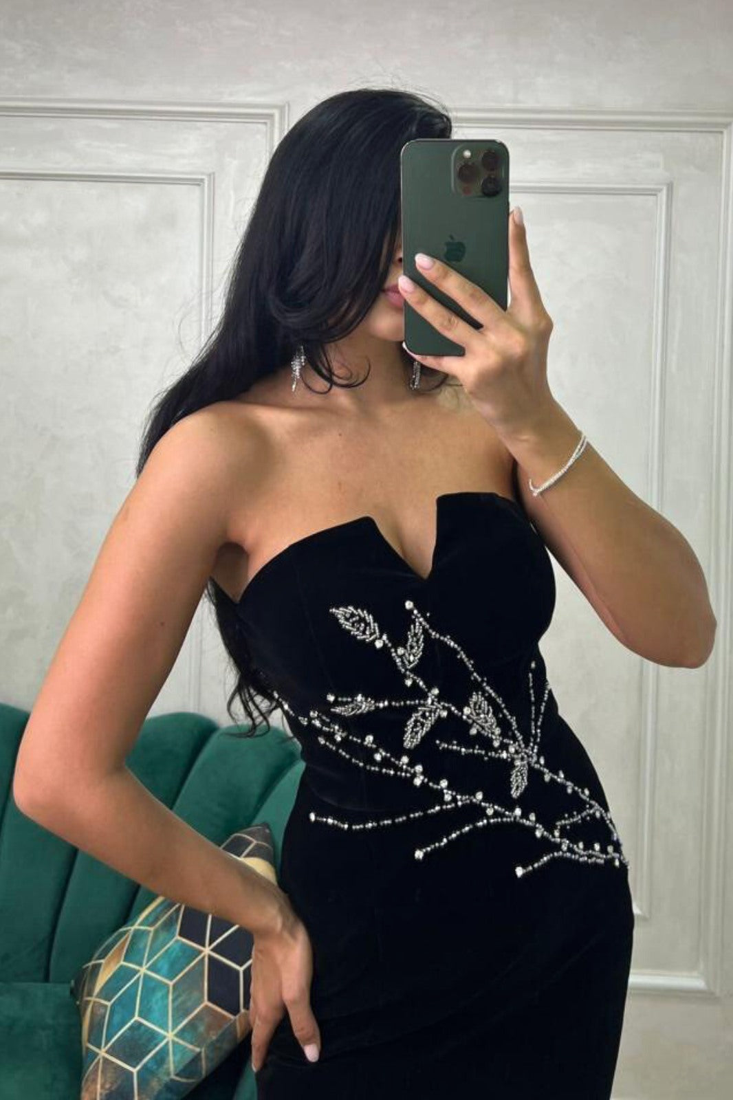 Abito corto nero in velluto Moda-Mania con scollo a fascia e decorazioni floreali in perline e strass, dettaglio elegante.