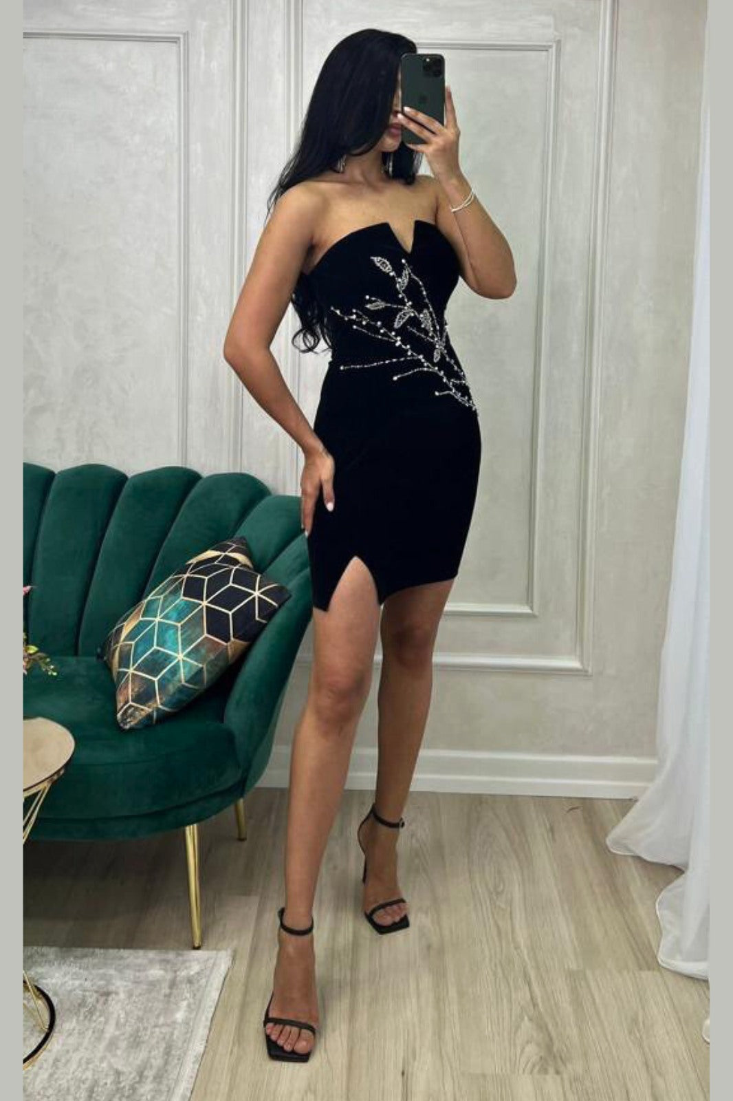 Abito corto nero in velluto Moda-Mania con scollo a fascia, decorazione floreale in perline e strass, dettaglio elegante.