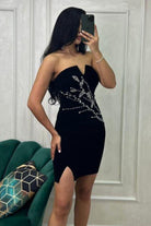 Abito corto nero in velluto Moda-Mania con scollo a fascia e decorazioni floreali in perline e strass, vista frontale.
