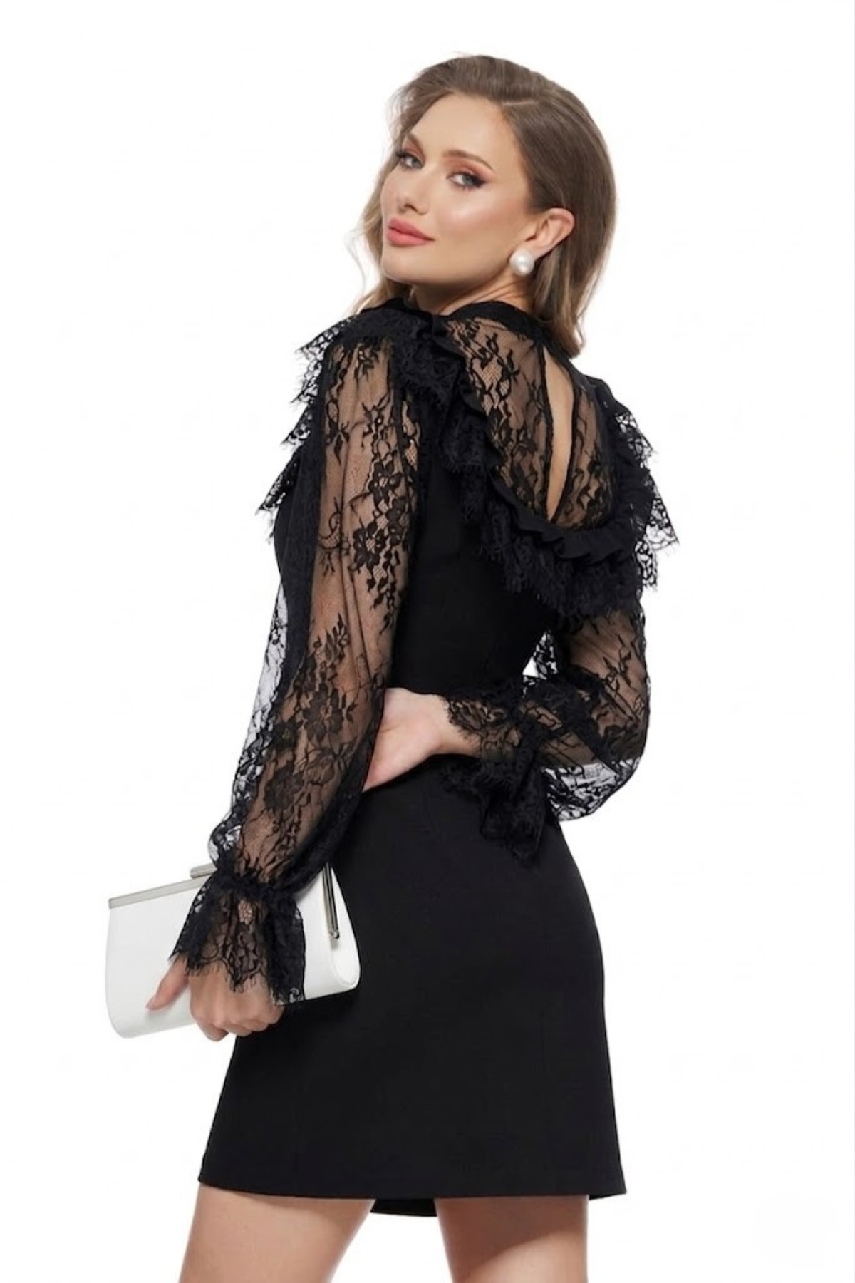 Abito corto nero Moda-Mania con linea dritta, maniche in pizzo e spilla decorativa, elegante e femminile.