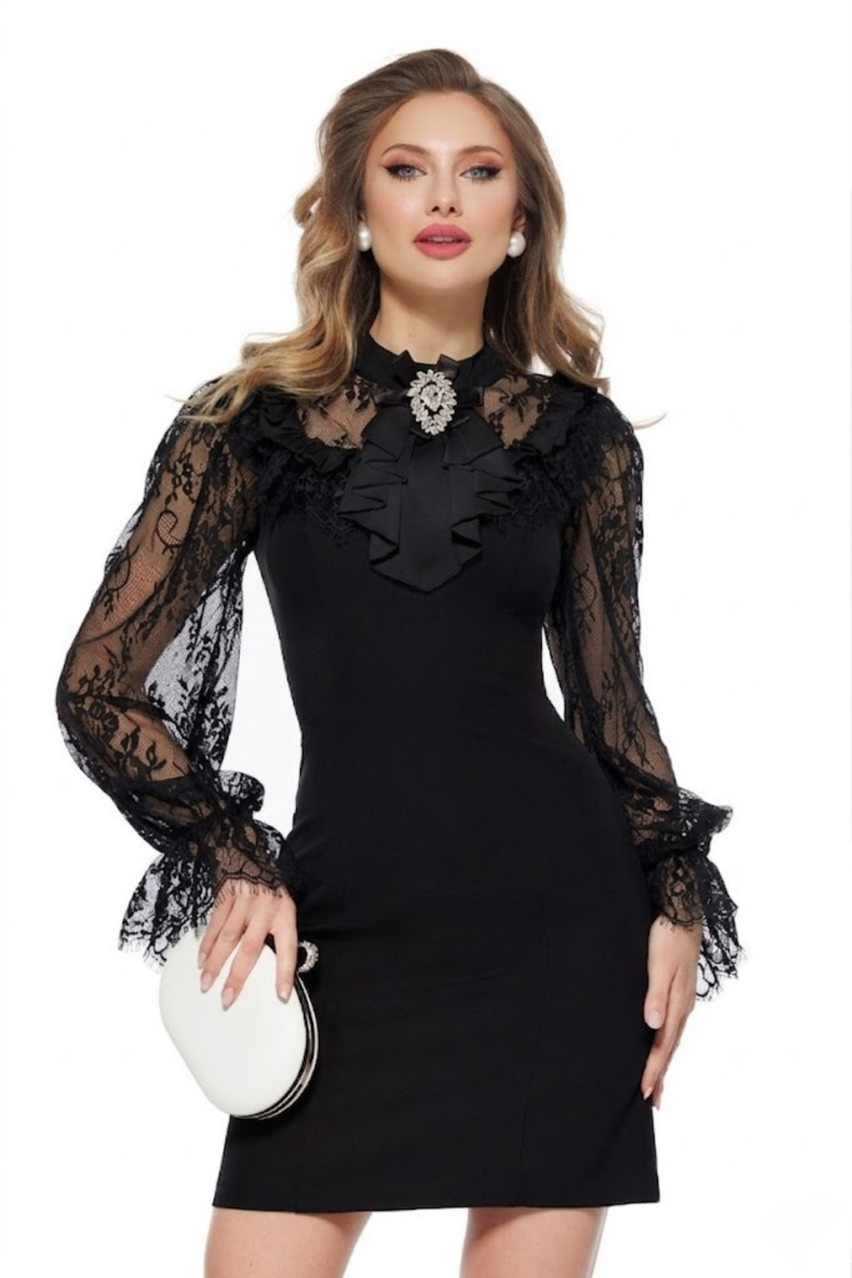 Abito corto nero linea dritta Moda-Mania con maniche in pizzo e spilla decorativa, elegante e femminile.