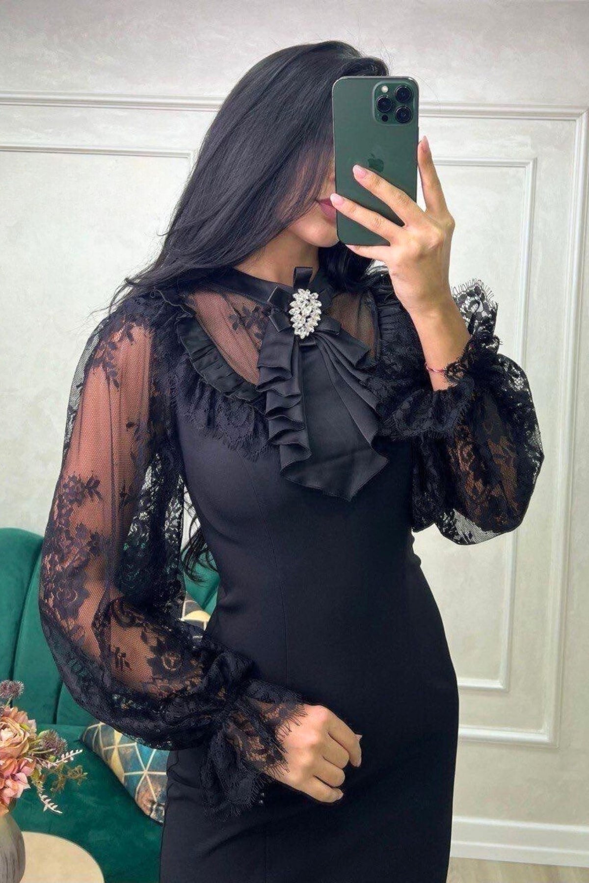 Abito corto nero linea dritta Moda-Mania con maniche in pizzo e spilla decorativa, stile elegante e femminile.