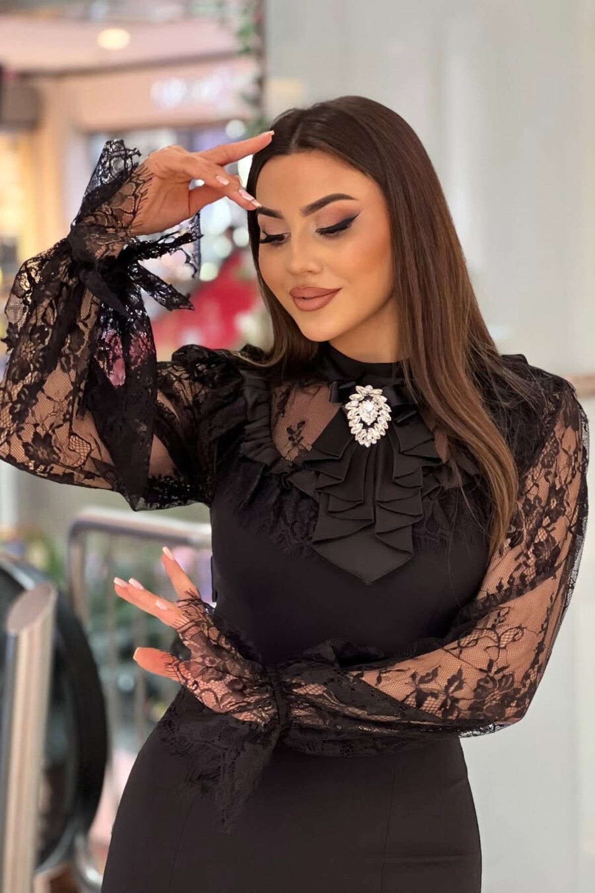 Abito corto nero con linea dritta, maniche in pizzo e spilla decorativa Jabout, vestito elegante Moda-Mania.