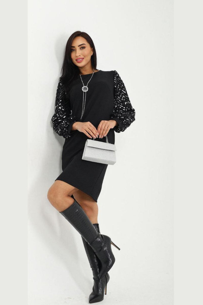 Abito corto nero linea dritta con maniche in tulle a fantasia paillettes e collana inclusa