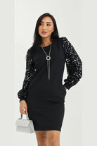 Abito corto nero linea dritta con maniche in tulle a fantasia paillettes e collana inclusa, moda-mania, elegante e raffinato.