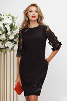 Abito corto nero Fofy con linea dritta, maniche e inserti in tulle a fiori 3D, vestibilità elegante e femminile.
