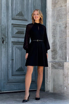 Abito corto nero svasato con maniche in tulle e cintura, abito midi firmato Moda-Mania, visibile in dettaglio.