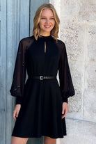 Vestito midi nero svasato di Moda-Mania con maniche in tulle e cintura, abito corto elegante e femminile.