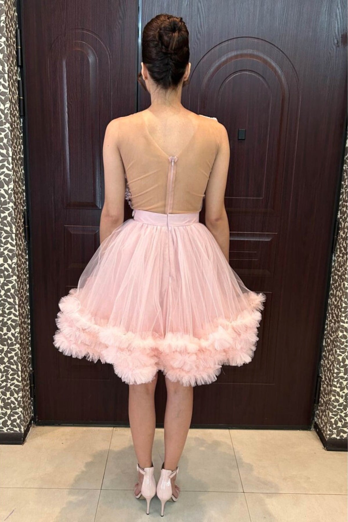 Abito corto princess rosa in tulle con corpetto a fiori 3D e piume decorative, moda-Mania, abiti corti per occasioni speciali