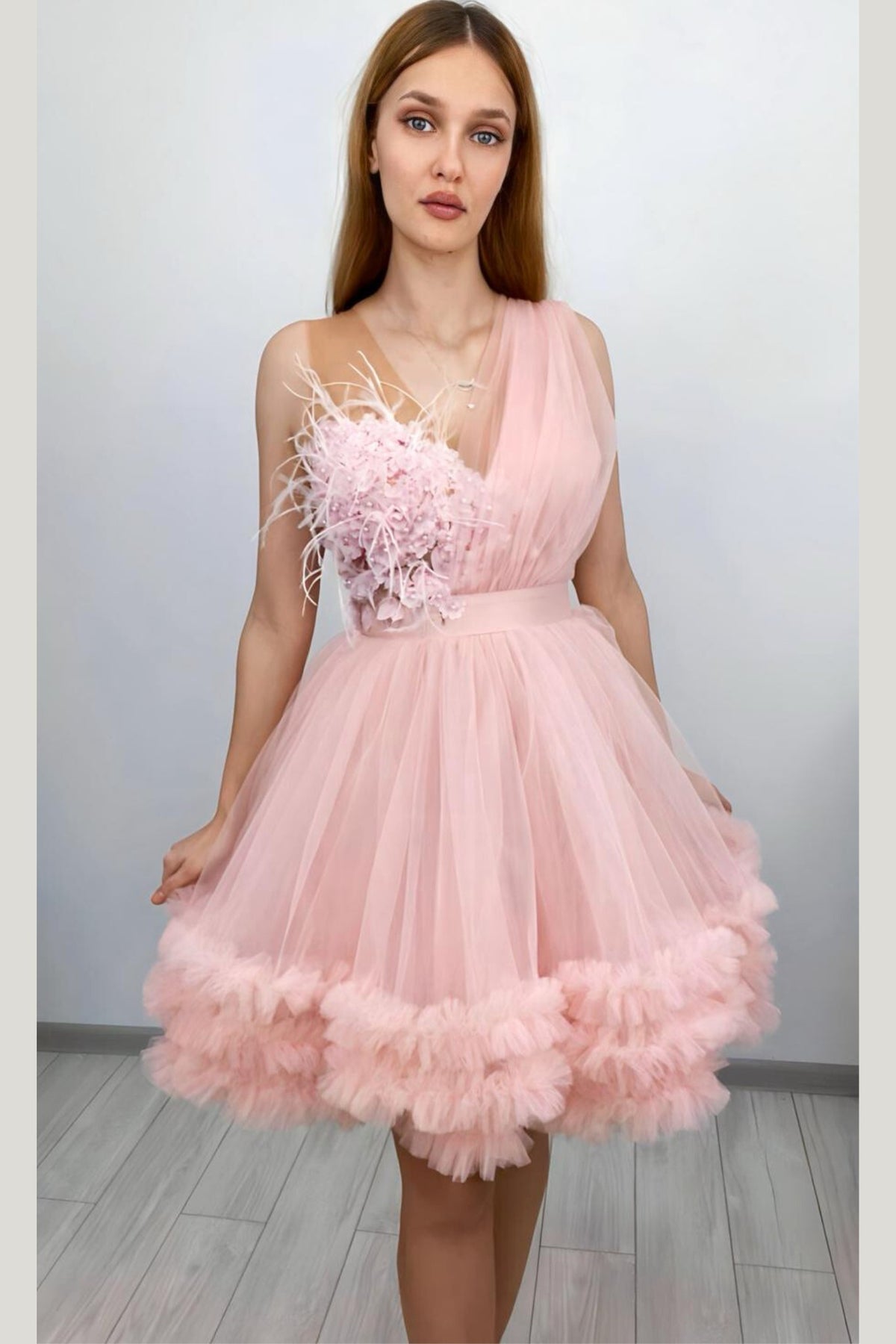 Abito corto princess rosa in tulle Moda-Mania con corpetto a fiori 3D e piume decorative, ideale per occasioni speciali.