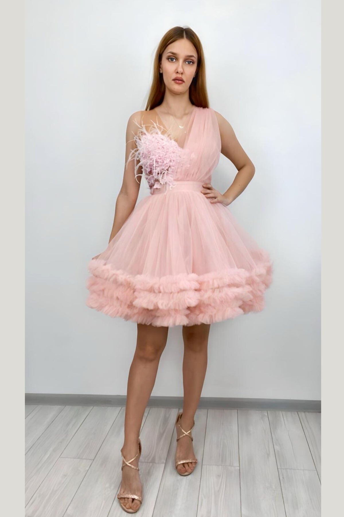 Abito corto princess rosa in tulle con corpetto a fiori 3D e piume decorative, firmato Moda-Mania.