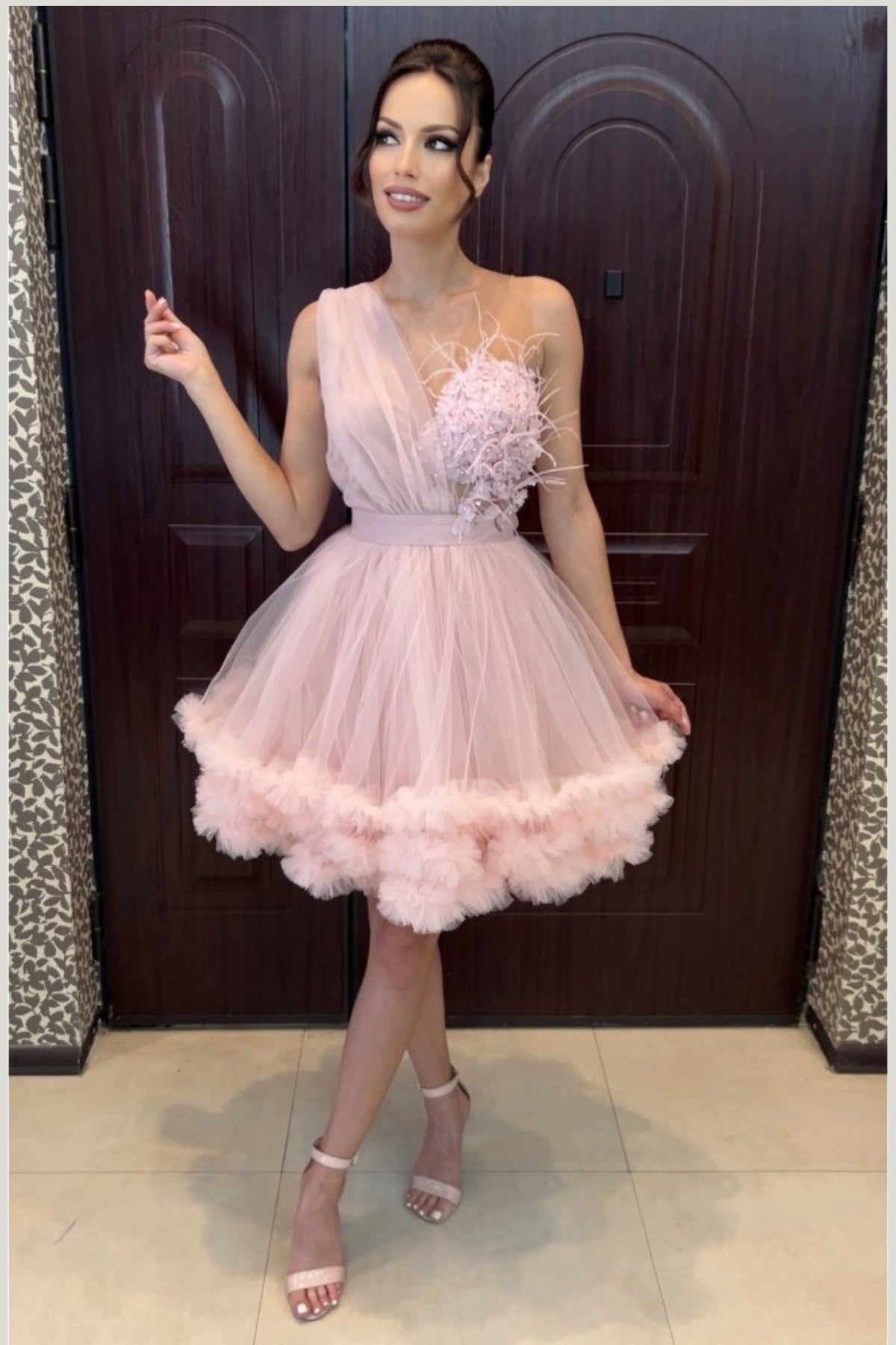 Abito corto princess rosa in tulle con corpetto a fiori 3D e piume decorative, abiti corti Moda-Mania per occasioni speciali