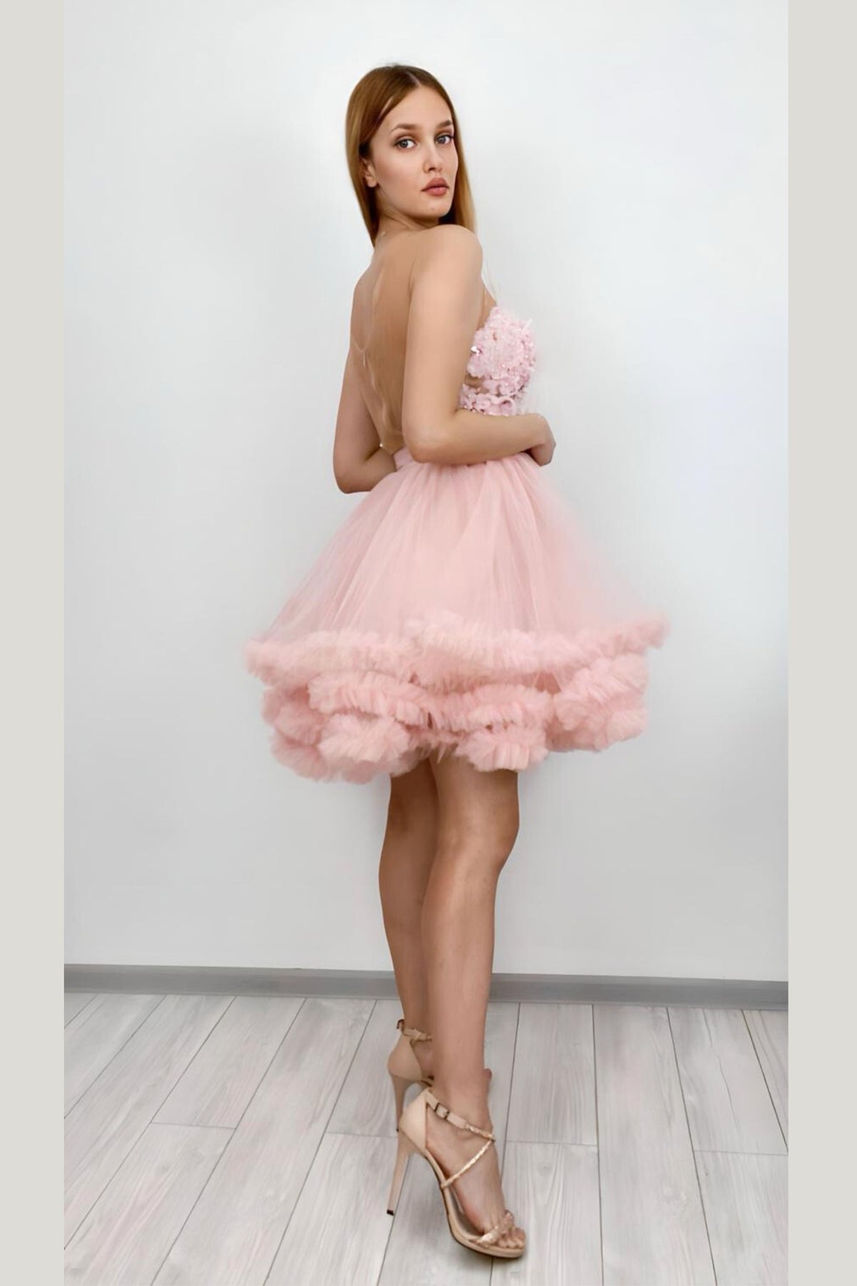 Abito corto princess rosa in tulle Moda-Mania con corpetto a fiori 3D e piume decorative, perfetto per occasioni speciali.