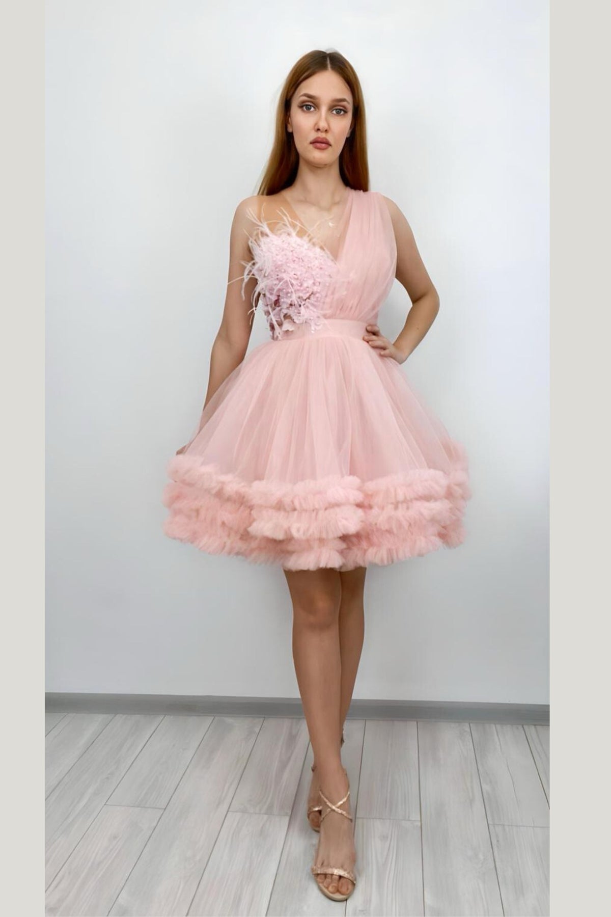 Abito corto princess rosa in tulle con corpetto a fiori 3D e piume decorative, abiti corti moda-manìa, stile elegante e femminile