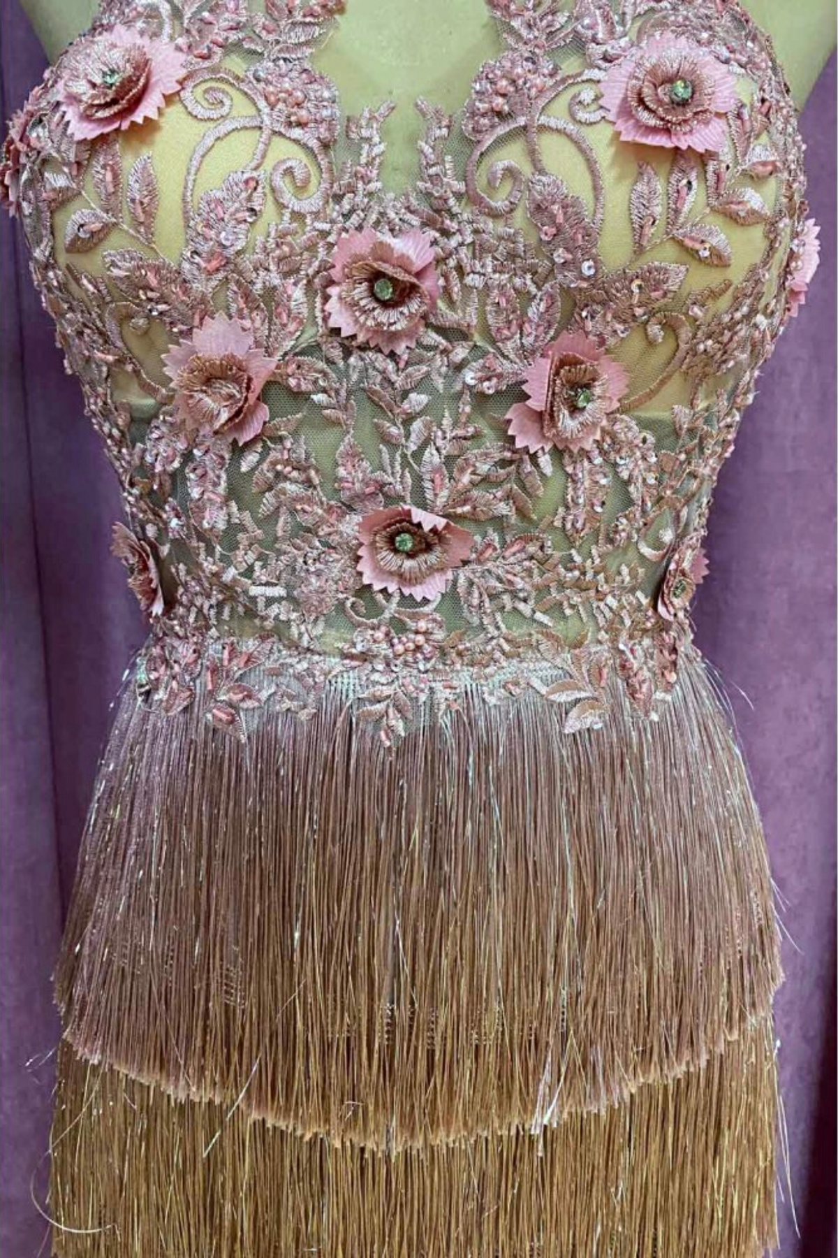 Abito corto rosa Moda-Mania con corpetto a fiori 3D e gonna in frange decorativa, stile femminile e moderno.