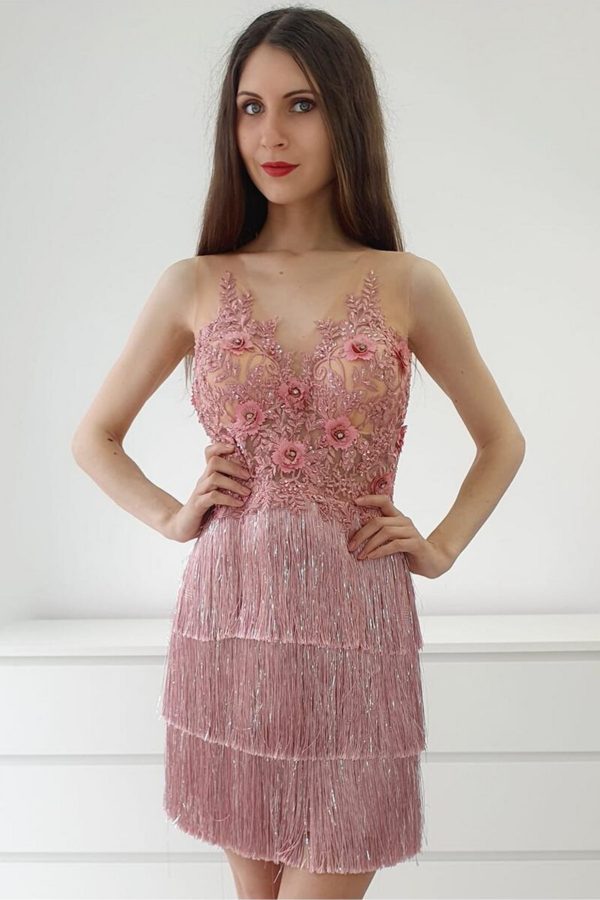 Abito corto rosa Moda-Mania con corpetto a fiori 3D e gonna in frange decorativa, stile femminile e ricco di dettagli.