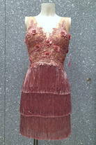 Abito corto rosa Moda-Mania con corpetto a fiori 3D e gonna in frange decorativa, stile femminile e moderno.