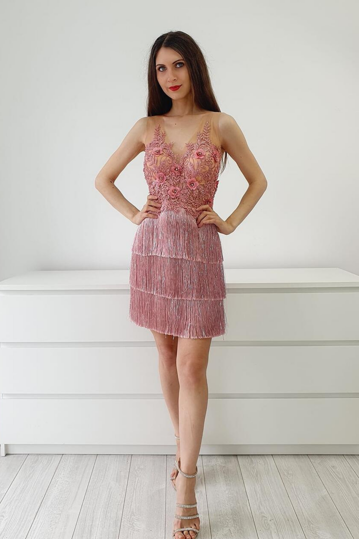 Abito corto rosa Moda-Mania con corpetto a fiori 3D e gonna in frange decorativa, stile femminile e moderno.