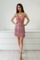 Abito corto rosa Moda-Mania con corpetto a fiori 3D e gonna in frange decorativa, stile femminile e moderno.