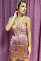 Abito corto rosa Moda-Mania con corpetto a fiori 3D e gonna in frange decorativa, elegante e femminile.
