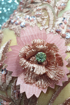 Abito corto rosa Moda-Mania con corpetto a fiori 3D e gonna in frange decorativa, perfetto per look estivi eleganti.