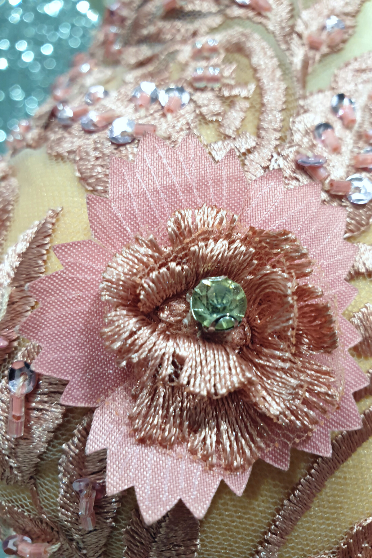 Abito corto rosa Moda-Mania con corpetto a fiori 3D e gonna in frange decorativa, perfetto per look estivi eleganti.