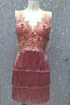 Abito corto rosa Moda-Mania con corpetto a fiori 3D e gonna in frange decorativa, stile femminile e alla moda.