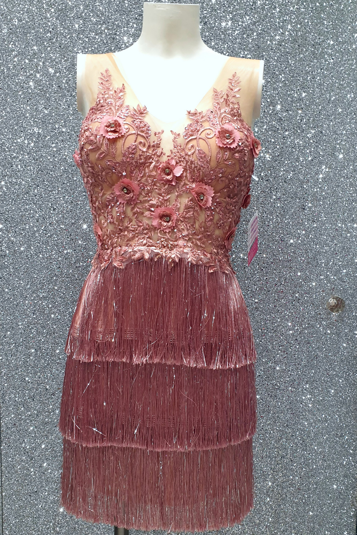 Abito corto rosa Moda-Mania con corpetto a fiori 3D e gonna in frange decorativa, stile femminile e alla moda.