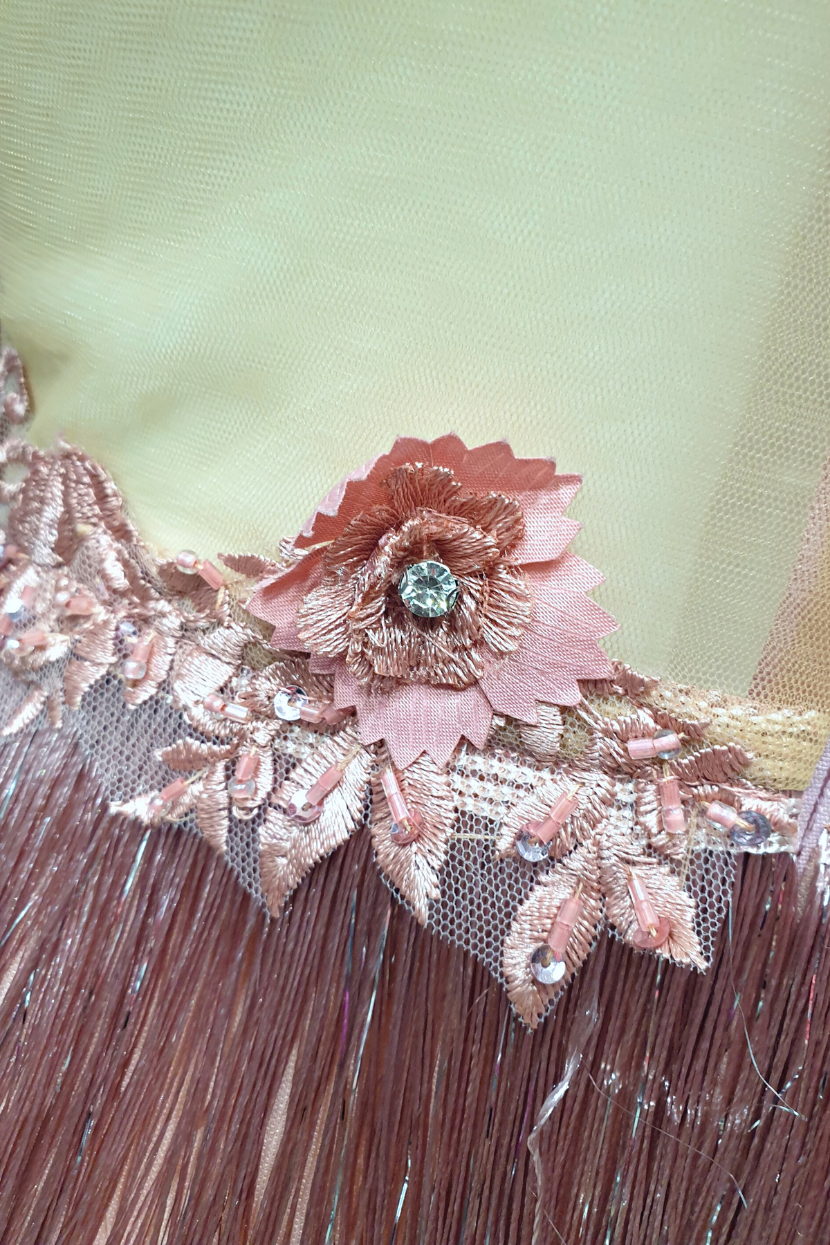 Abito corto rosa Moda-Mania con corpetto a fiori 3D e gonna in frange decorativa, stile femminile e alla moda.