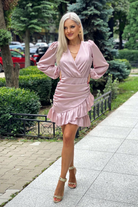 Abito corto rosa Pretty Girl con scollo a V sovrapposto e dettagli di volants, perfetto per look estivi femminili.