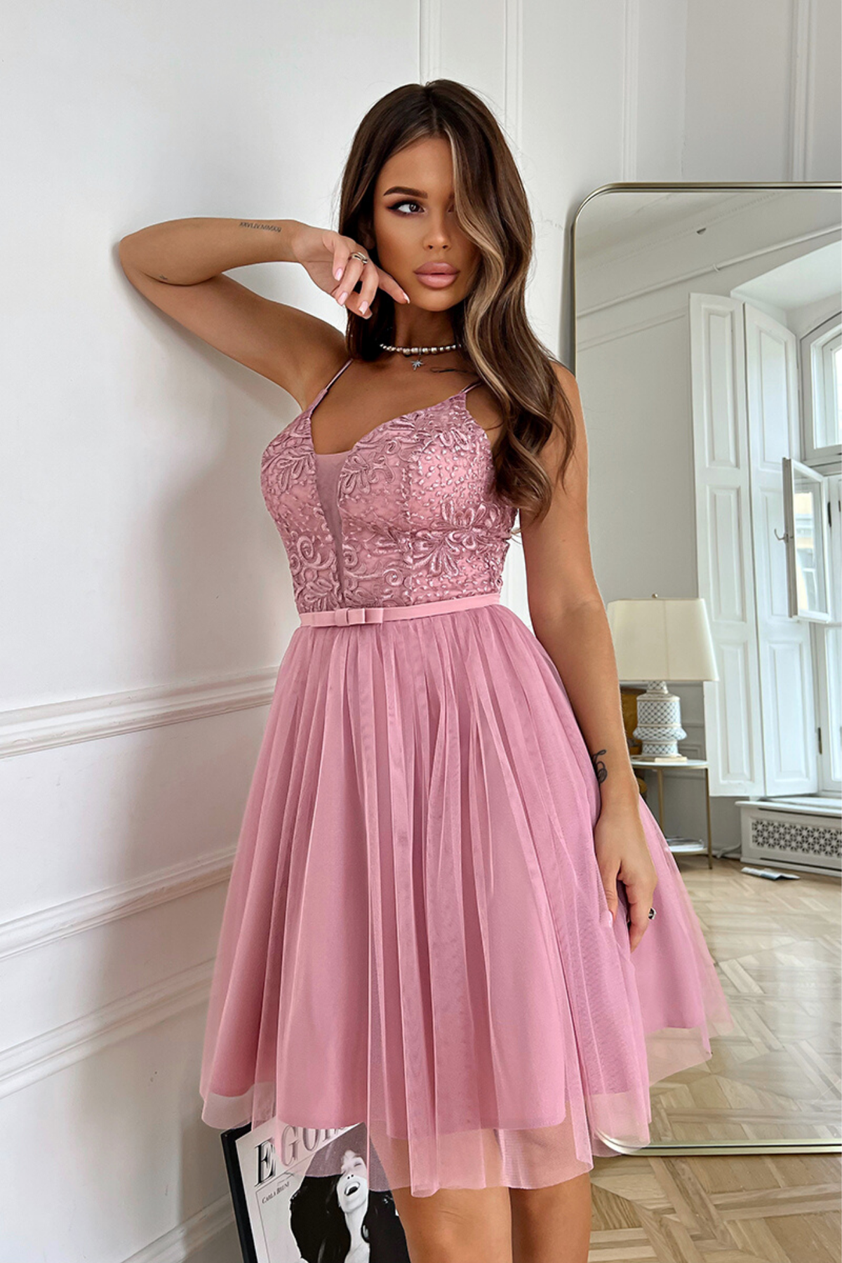 Abito corto rosa svasato princess Moda-Mania con corpetto in tulle ricamato e gonna a strati, perfetto per occasioni speciali.