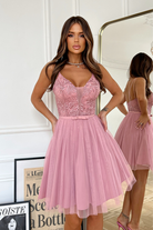 Abito corto rosa svasato Moda-Mania con corpetto in tulle ricamato e gonna a strati, stile princess, ideale per occasioni speciali.