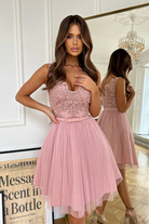 Abito corto rosa svasato princess Moda-Mania con corpetto ricamato e gonna in tulle a strati, vestito elegante e femminile.