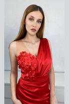Abito corto rosso Axa di Moda-Mania con corpetto a fiori 3D e gonna a tulipano in taffetà, vestito elegante femminile.