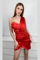Abito corto rosso Moda-Mania con corpetto a fiori 3D e gonna a tulipano in taffetà, perfetto per occasioni eleganti.