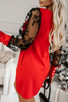 Abito corto rosso linea dritta con maniche in tulle nero a fiori e polsini in tessuto, vestibilità elegante di Moda-Mania