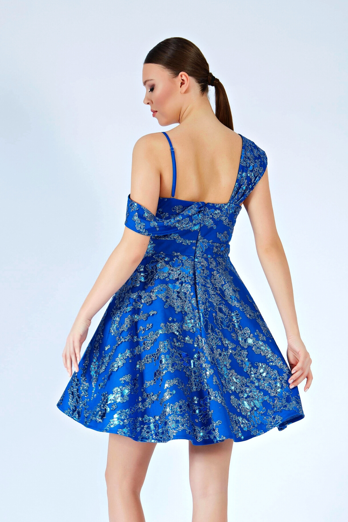 Abito corto svasato blu elettrico con fantasia glitterata e spalla cadente, moda-mania, elegante e alla moda