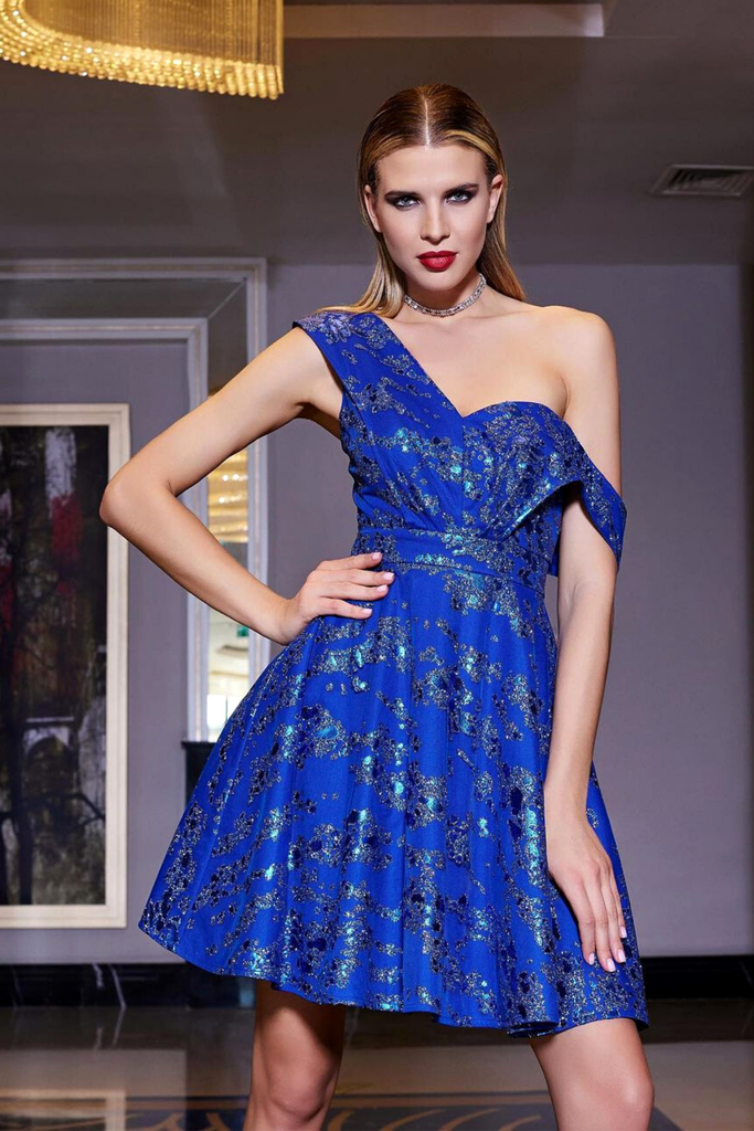 Abito corto svasato blu elettrico a fantasia glitterata con spalla