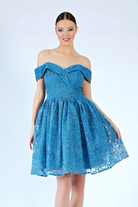 Abito corto svasato blu indigo in tulle con fantasia glitterata dorata e scollo a barchetta, moda-mania.